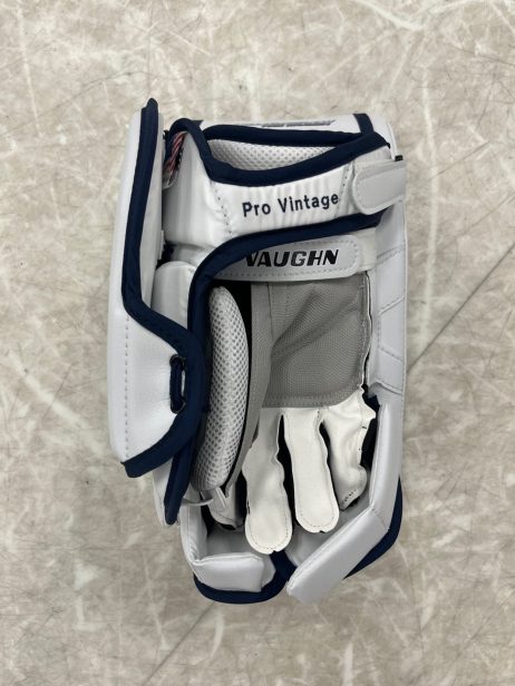 Vaughn Velocity V9 Pro Carbon Goalie Blocker - Image 8