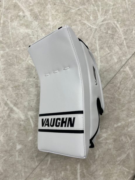 Vaughn Velocity V9 Pro Carbon Goalie Blocker - Image 7