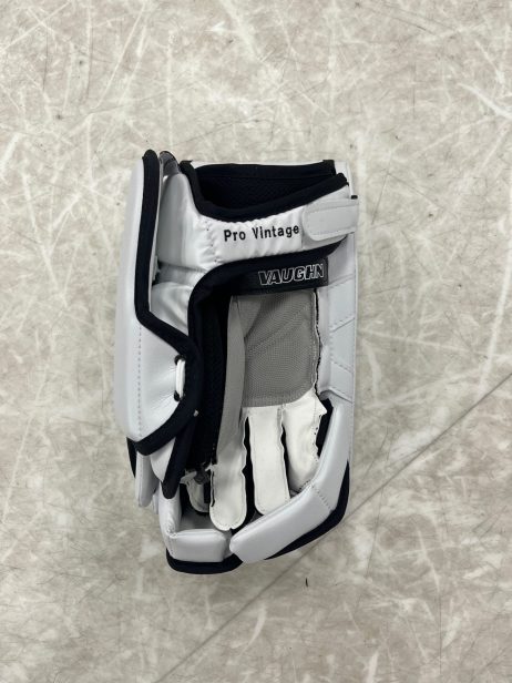 Vaughn Velocity V9 Pro Carbon Goalie Blocker - Image 5